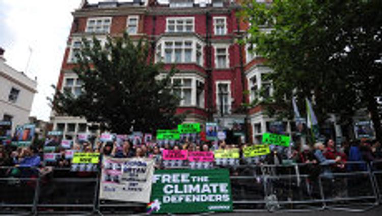 Greenpeace протестует против ареста активистов в безопасной дали