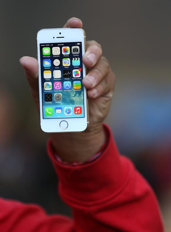 Apple: В России с 25 декабря можно будет купить iPhone 5S и 5С