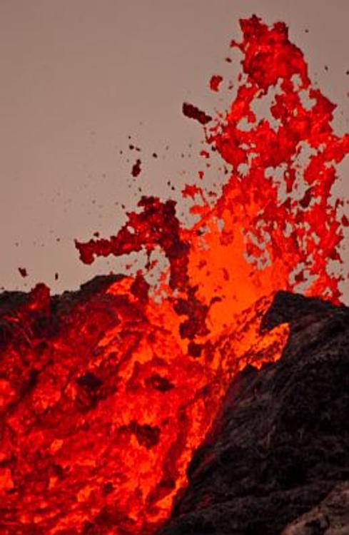 Вулкан Ключевский проснулся и плюется огнем и пеплом (ВИДЕО)