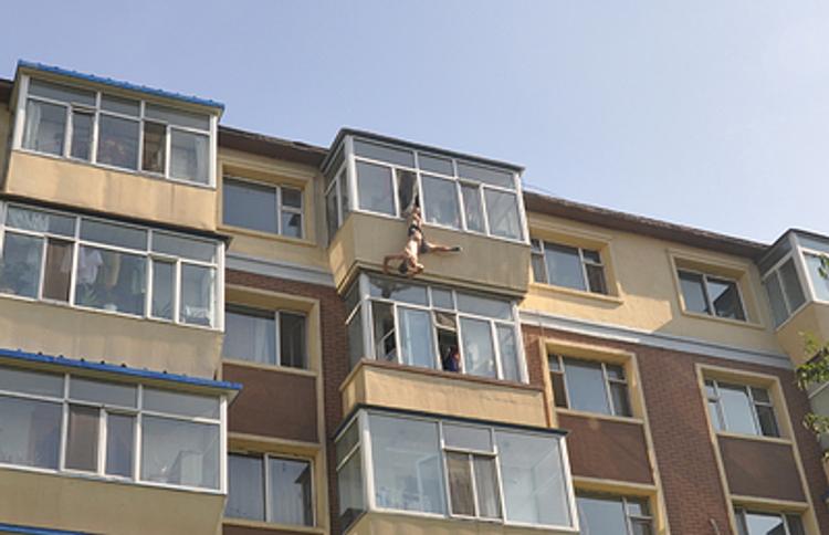 Известный фотограф выбросил с балкона девушку и убил себя