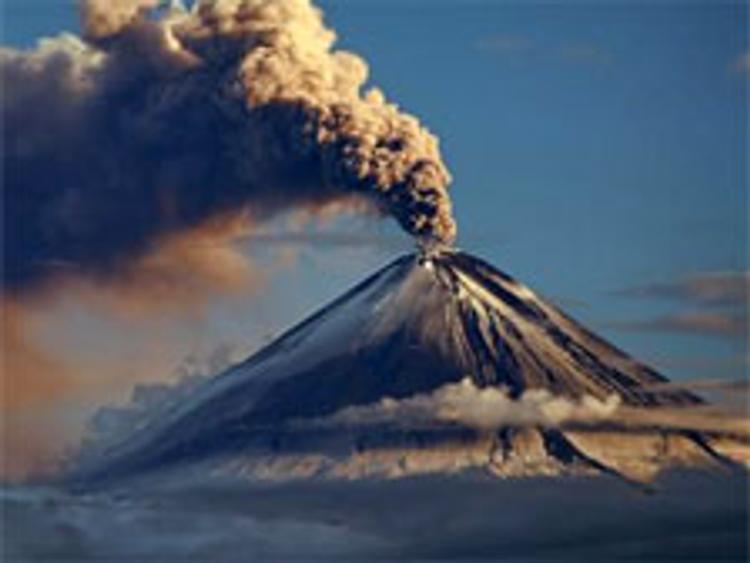 На Камчатке вслед за Ключевской пыхнул пеплом вулкан Шивелуч