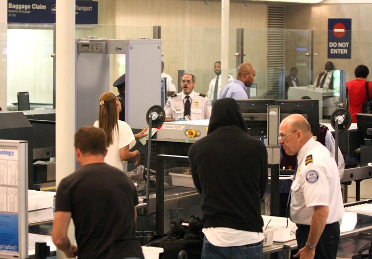В аэропорту Лос-Анджелеса отложили 746 рейсов из-за стрельбы