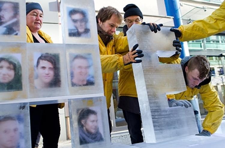 Газпром на конференции в Европе: протест на протесте и глыба льда