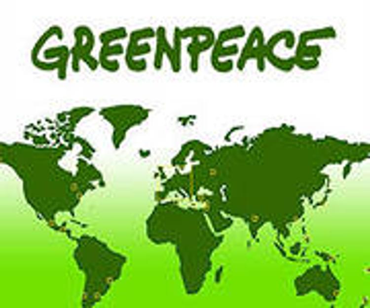 В Берлине Greenpeace устроил акцию поддержки экологов, арестованных в России