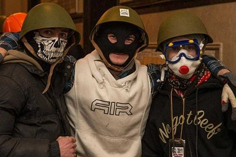 На Майдане поймали провокаторов в масках