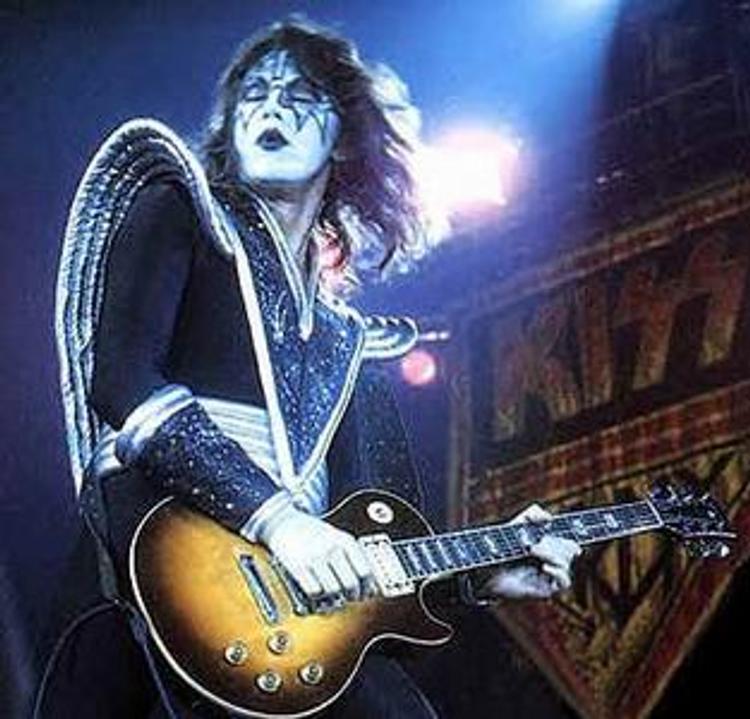 Экс-гитарист группы Kiss стал погорельцем