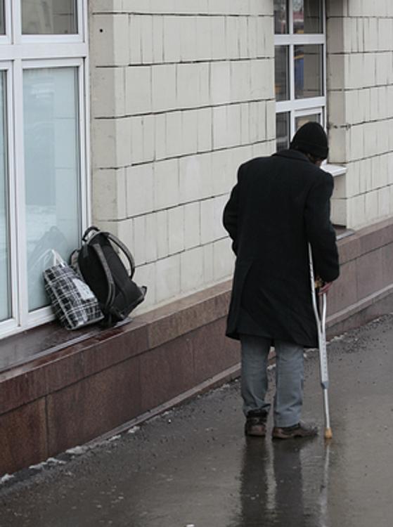 Инвалид уже полгода живет в коробке в центре Москвы (ФОТО)