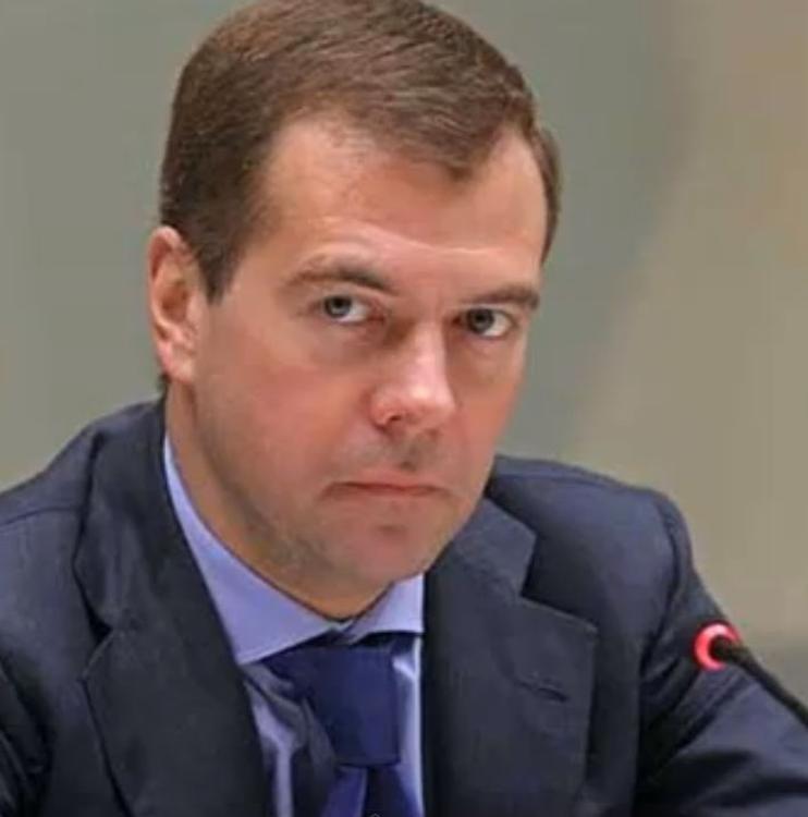 Россия может угодить в ловушку среднего уровня доходов - Медведев