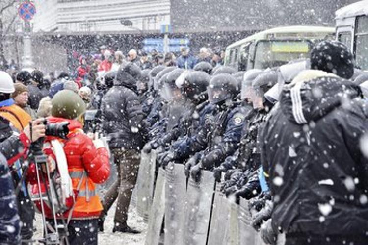"Беркут" отступил на прежние позиции на улице Грушевского в Киеве