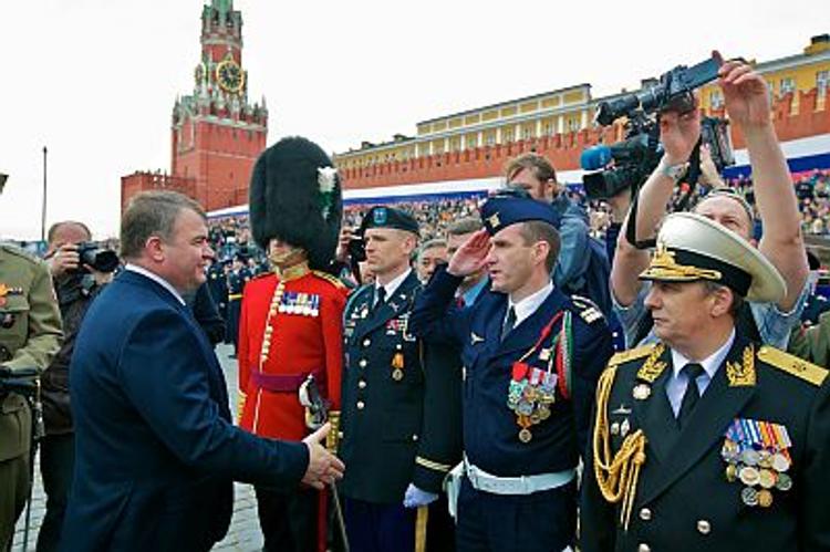 Россия тратит на оборону чуть ли не больше всех в мире