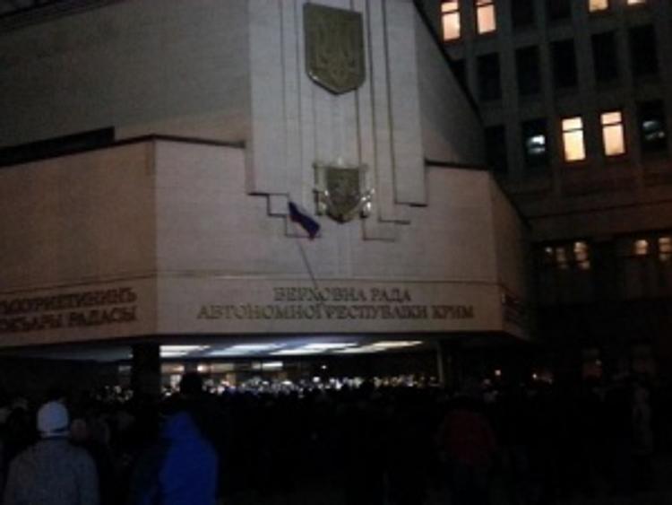 Над зданием Верховного совета Крыма поднят флаг России