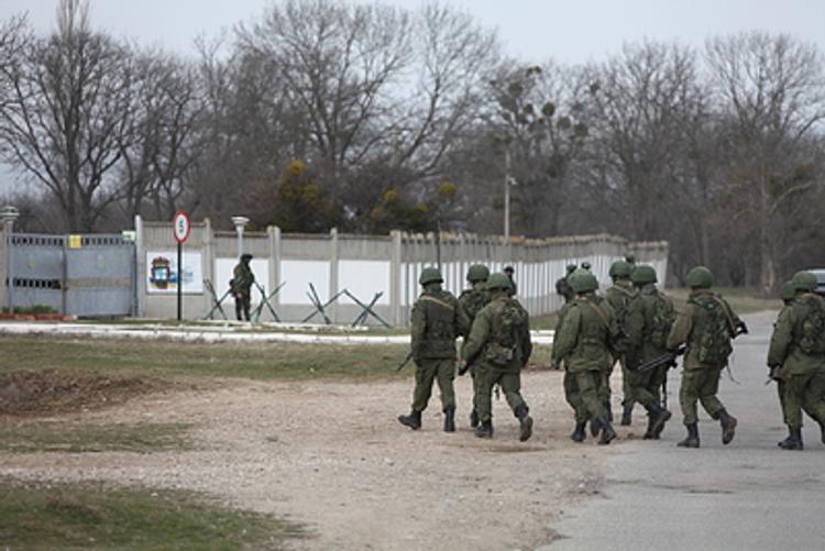 Шойгу не признал своих в вооруженных мужчинах в Крыму