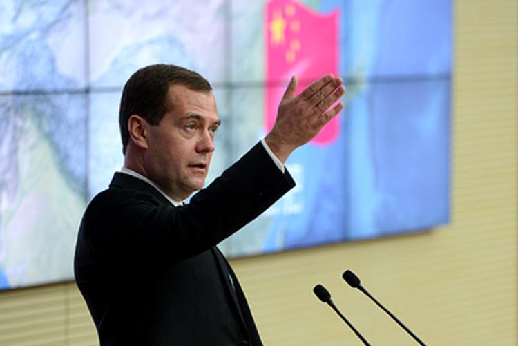 Дмитрий Медведев показывает фотки китайцам (ФОТО)