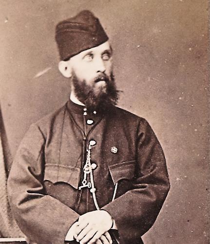 Два памятника при жизни