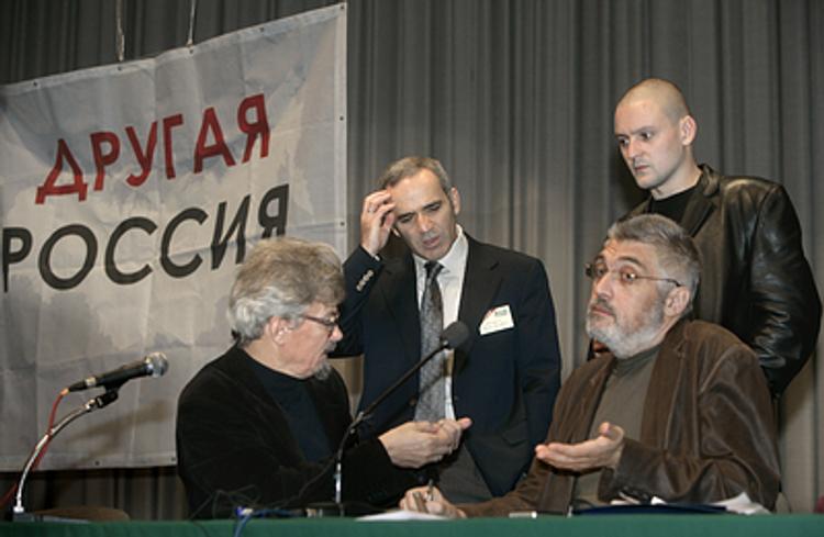 Московские лимоновцы митингуют на площади, питерские - в ОВД