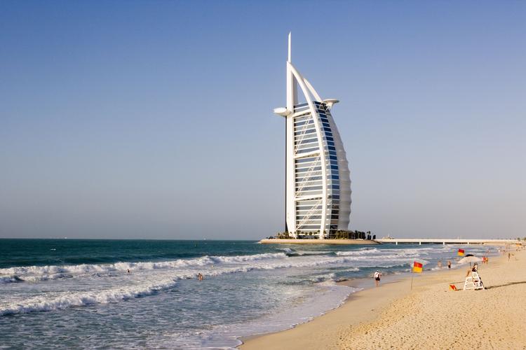 На пляжах Дубая инвалиды могут купаться в плавучих креслах