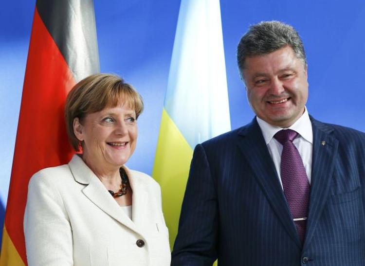 Порошенко договорился с Меркель о проведении видеоконференции с ополченцами