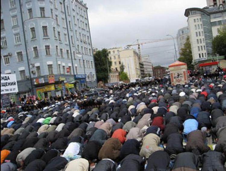 На Петроградской стороне Петербурга движение перекрыл Ураза-Байрам