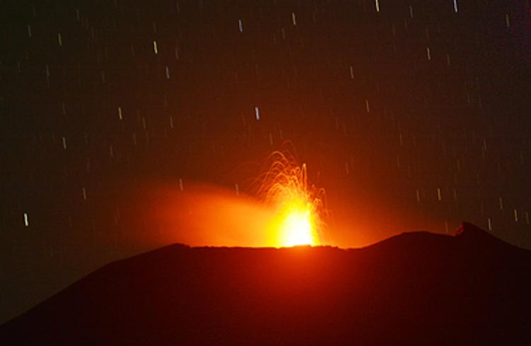 Огненные страсти: вулкан встал на пути торнадо (ФОТО, ВИДЕО)