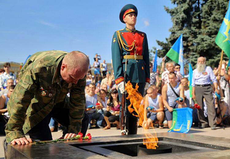 На Пискаревском кладбище погас Вечный огонь