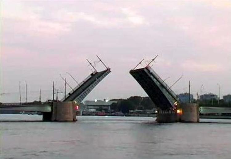 С начала года промпроизводство упало в Петербурге на 8,2%, машиностроение растет