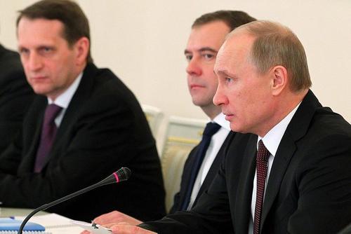 За широкой спиной премьера