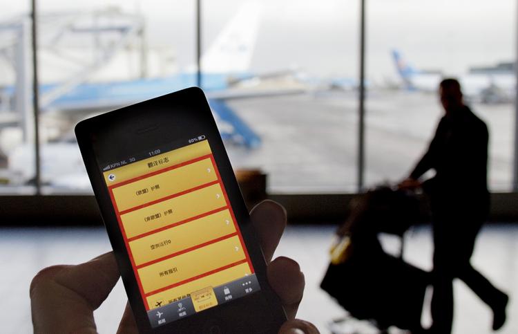 Авиапассажиры могут разговаривать по телефону во время полета