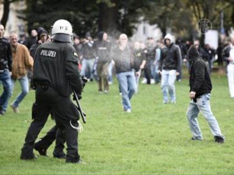 Более 40 полицейских ранены в результате беспорядков в Кельне
