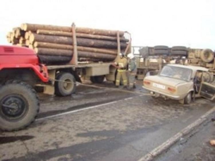 Легковушка врезалась в лесовоз в Иркутской области, в ДТП погибли 5 человек