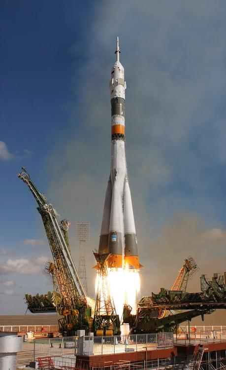Ракета-носитель с кораблем "Союз ТМА-16М" установлена на старте