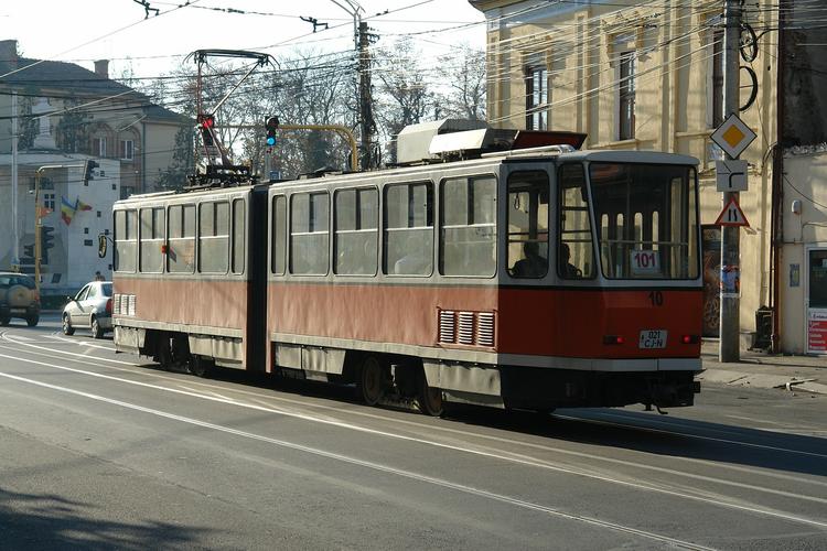 Трамвай в Томске сбил пенсионерку и протащил ее несколько метров