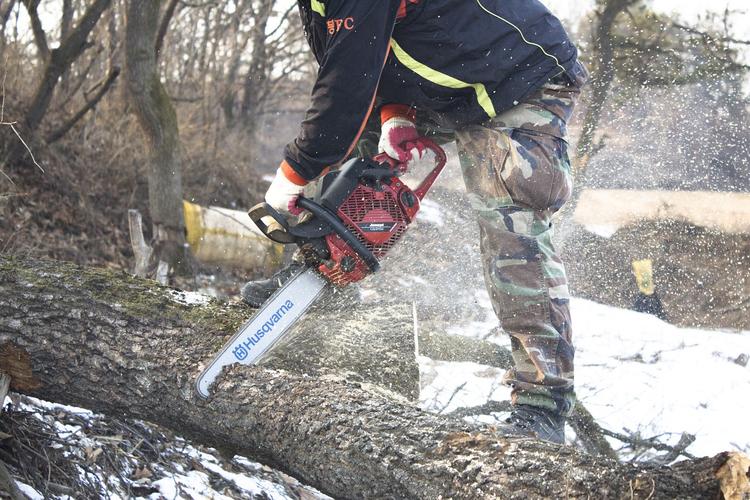 Уроженец Узбекистана напал на новгородца с бензопилой