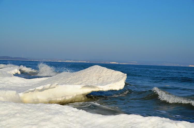 Льдина с тридцатью рыбаками оторвалась от берега на Сахалине