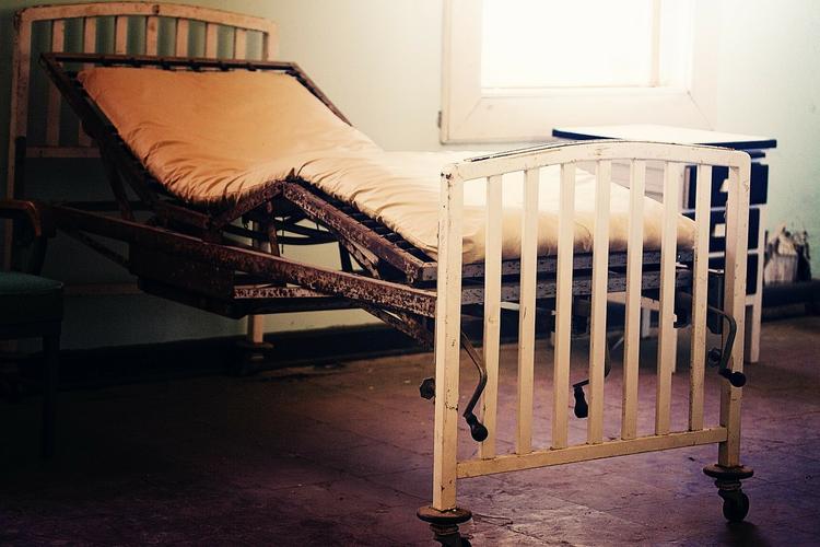 В московской психиатрической клинике детей привязывали к кроватям за шею