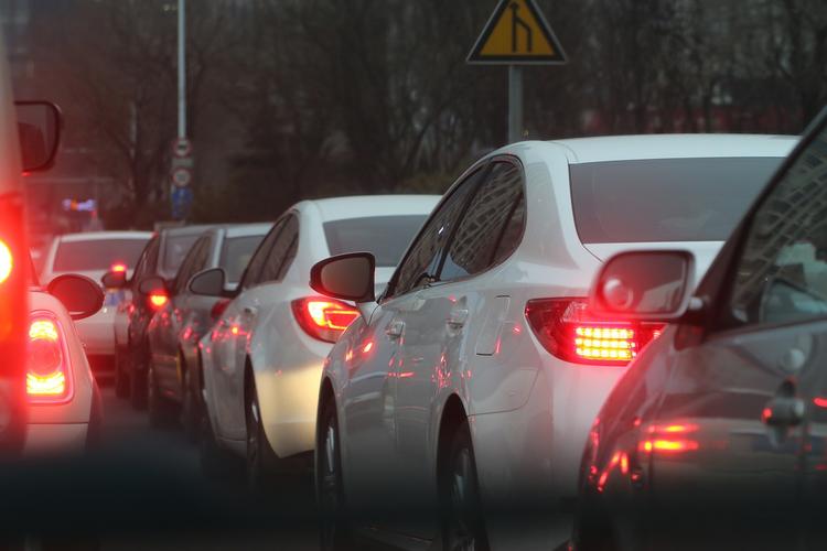 Движение машин в районе пожара на московском складе затруднено