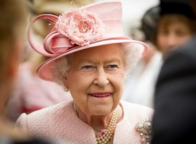 Королева Елизавета II надела розовый наряд по случаю рождения правнучки