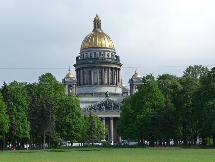 Самыми популярными направлениями на праздники стали Петербург и Сочи