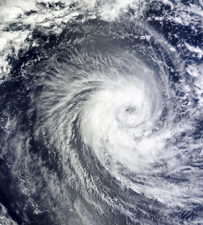 К югу Японии приближается мощный тайфун