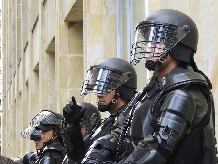 Полиция разгоняла протестующих против саммита G7 слезоточивым газом
