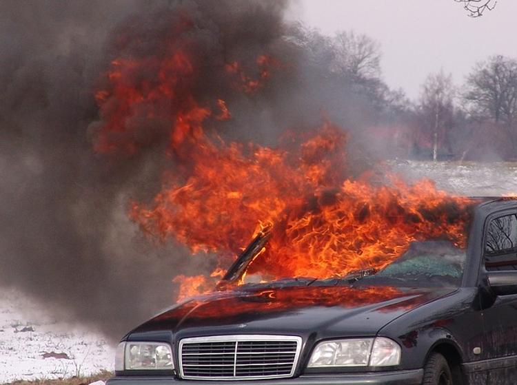 Вандалы до тла сожгли в Волгограде два автомобиля