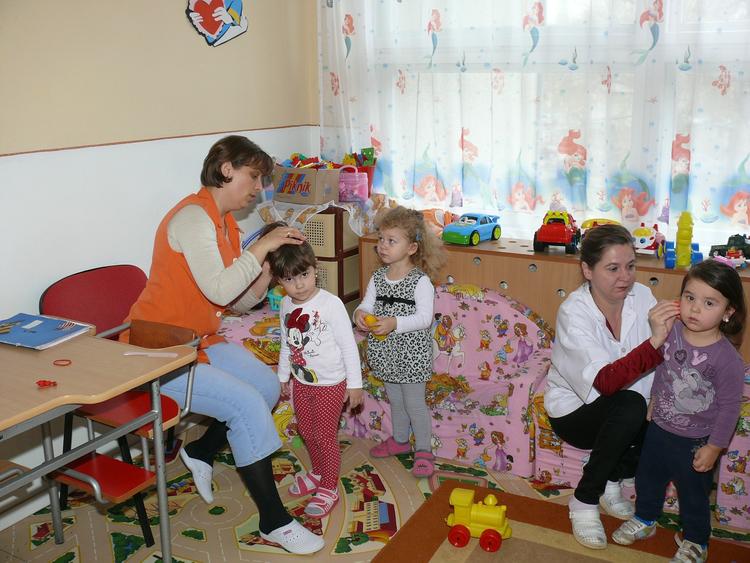 В детском саду Купчино обнаружили бутылку водки и спящего в кроватке воспитателя