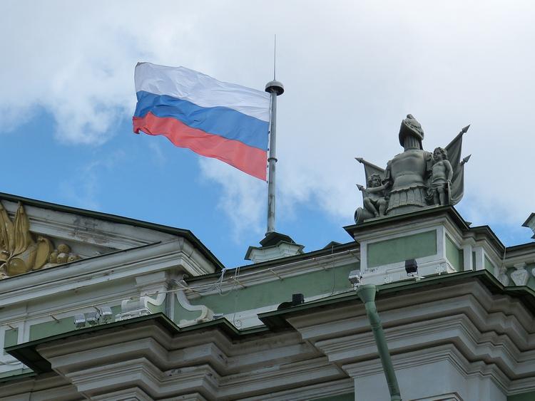 В самом центре Киева повесили российские флаги