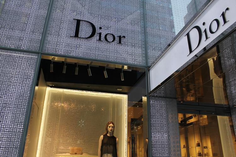 Модный дом Dior оказался в центре скандала с несовершеннолетней моделью