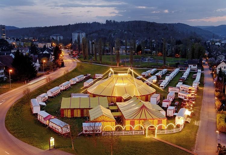 В штате Нью-Гэмпшир, США, обрушился цирковой шатер, десятки пострадавших