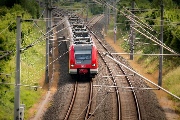 В Индии два поезда сошли с рельсов, 30 человек погибли