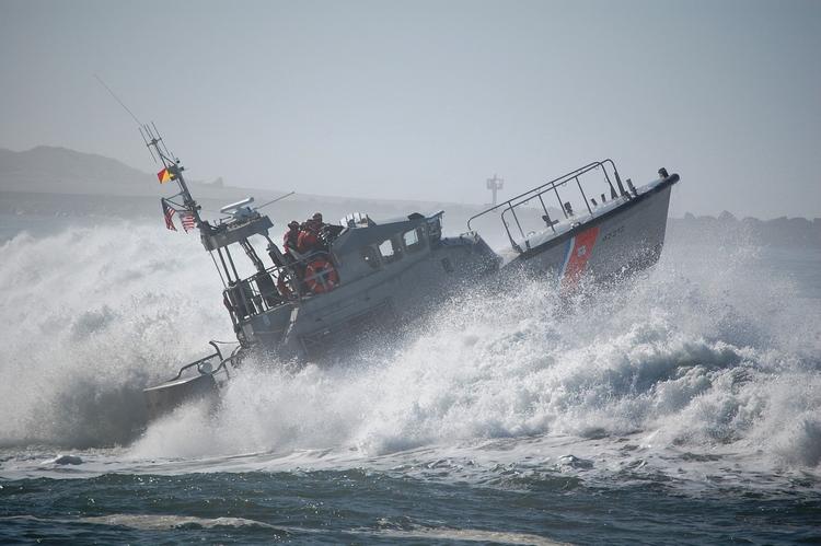 Пожарные потушили огонь на судне у берегов Камчатки