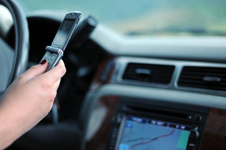 Ученые установили, что SMS значительно влияют на походку и вождение автомобиля