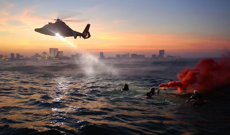 На место крушения Ми-8 в Охотском море прибыл вертолет МЧС