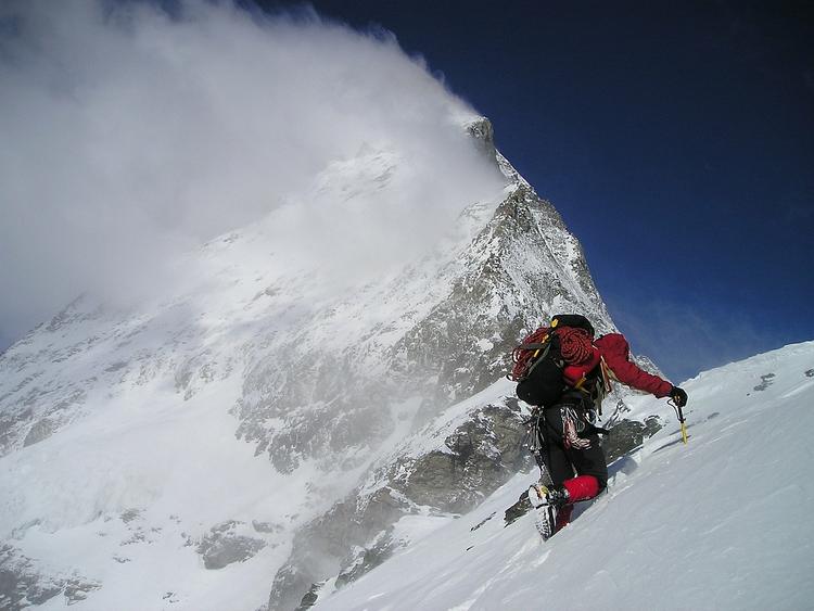 Тела замерзших альпинистов эвакуировали с горы на Алтае