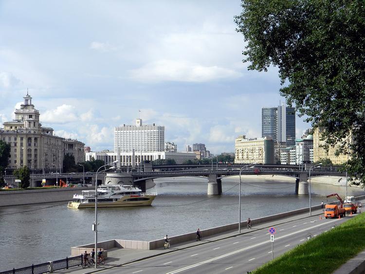 Пострадавший при пожаре на Москве-реке скончался в больнице